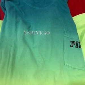 T-shirt Victoria's Secret PINK Campus Scoopneck - Pink Nation - NEUF Avec étiquettes